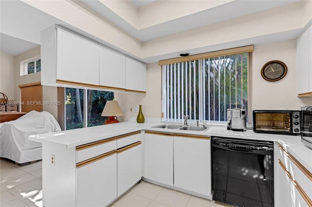 10132 NW 4th Street, Plantation, FL 33324