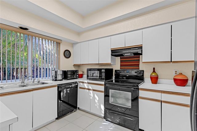 10132 NW 4th Street, Plantation, FL 33324