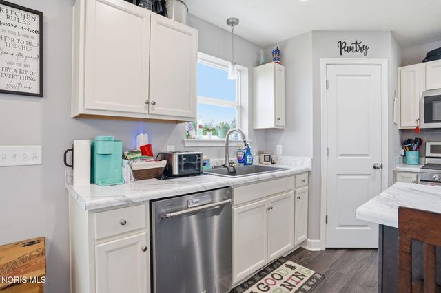9830 E Kramer Road, Bowling Green, OH 43402
