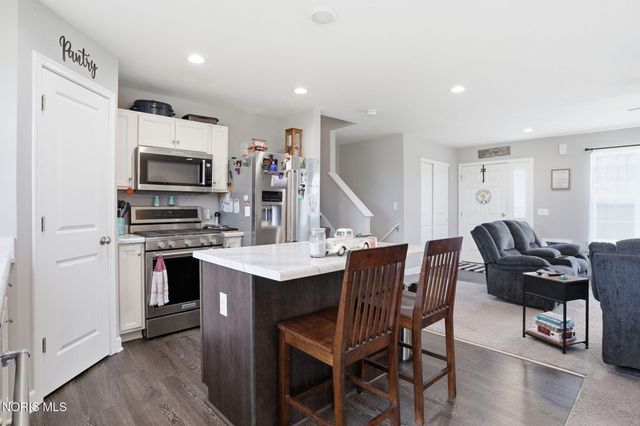 9830 E Kramer Road, Bowling Green, OH 43402