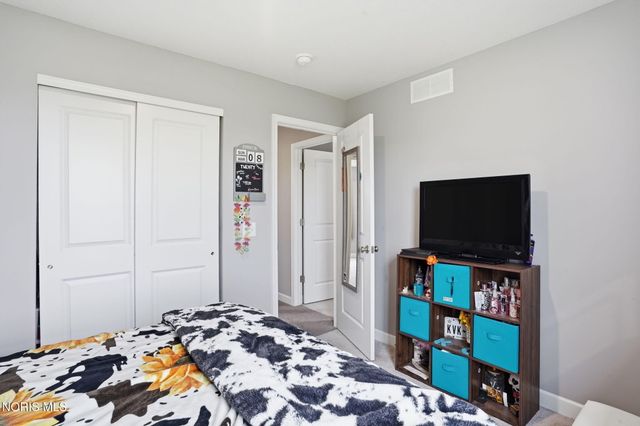 9830 E Kramer Road, Bowling Green, OH 43402