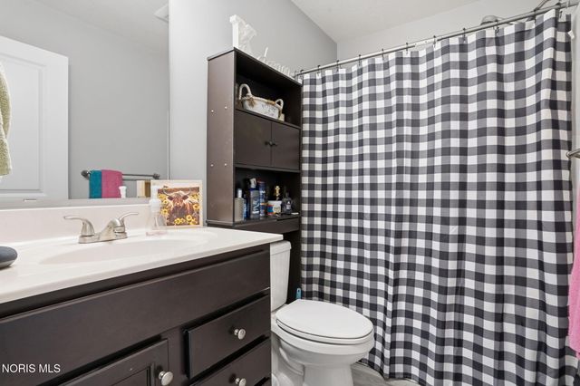 9830 E Kramer Road, Bowling Green, OH 43402