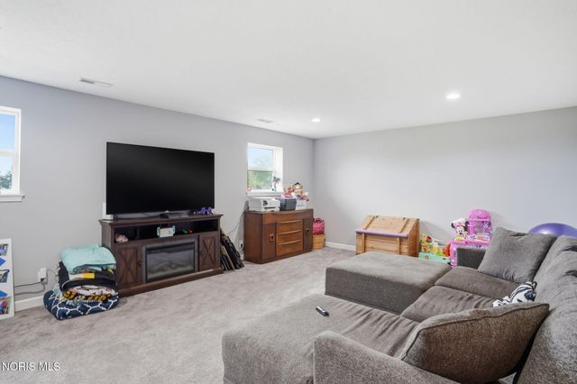 9830 E Kramer Road, Bowling Green, OH 43402