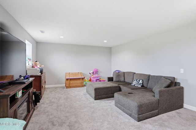9830 E Kramer Road, Bowling Green, OH 43402