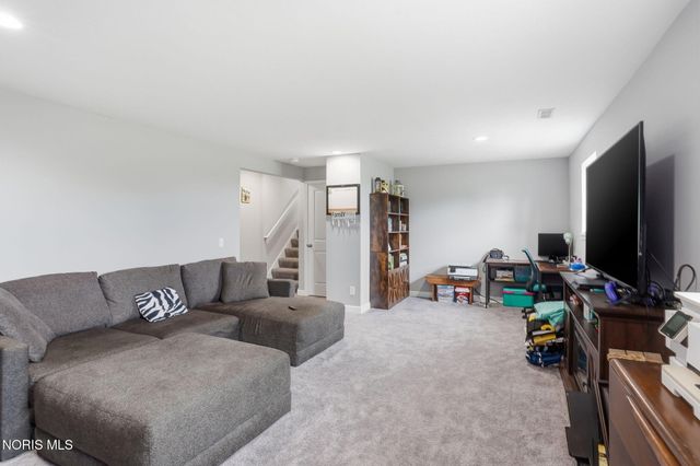 9830 E Kramer Road, Bowling Green, OH 43402
