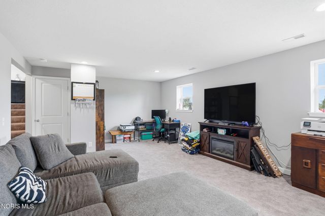 9830 E Kramer Road, Bowling Green, OH 43402