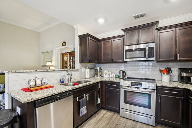 555 High Echelon Cir, Smyrna, TN 37167