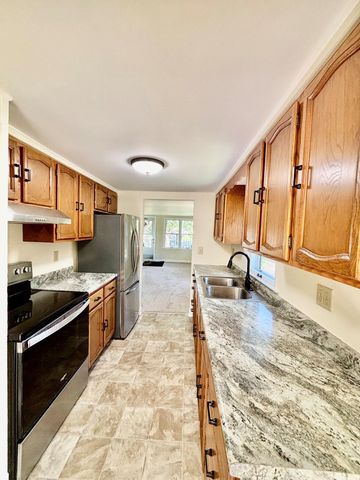 577 Glenbrook Avenue N, Oakdale, MN 55128