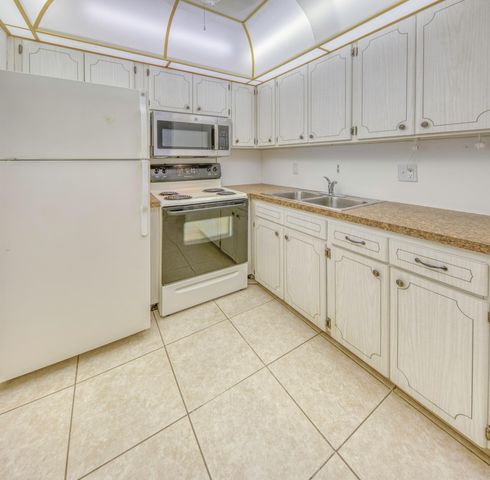 3240 LAKE OSBORNE Drive 109, Lake Worth Beach, FL 33461