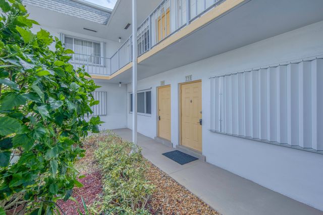 3240 LAKE OSBORNE Drive 109, Lake Worth Beach, FL 33461