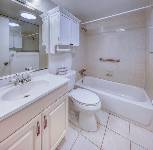 3240 LAKE OSBORNE Drive 109, Lake Worth Beach, FL 33461