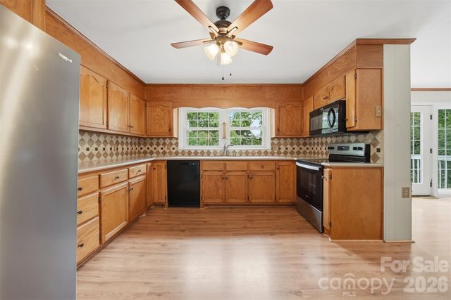 907 Vista Place NE, Lenoir, NC 28645