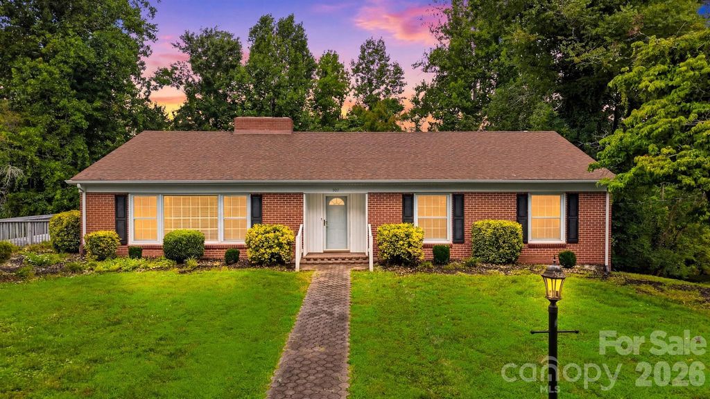 907 Vista Place NE, Lenoir, NC 28645
