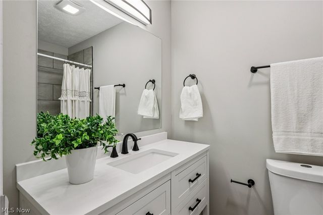 2829 Tibbetts Wick Road, Hubbard, OH 44425