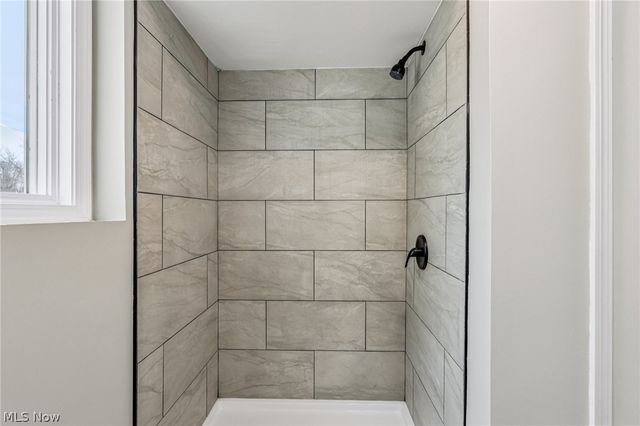 2829 Tibbetts Wick Road, Hubbard, OH 44425