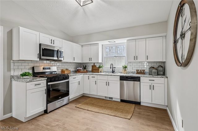 2829 Tibbetts Wick Road, Hubbard, OH 44425