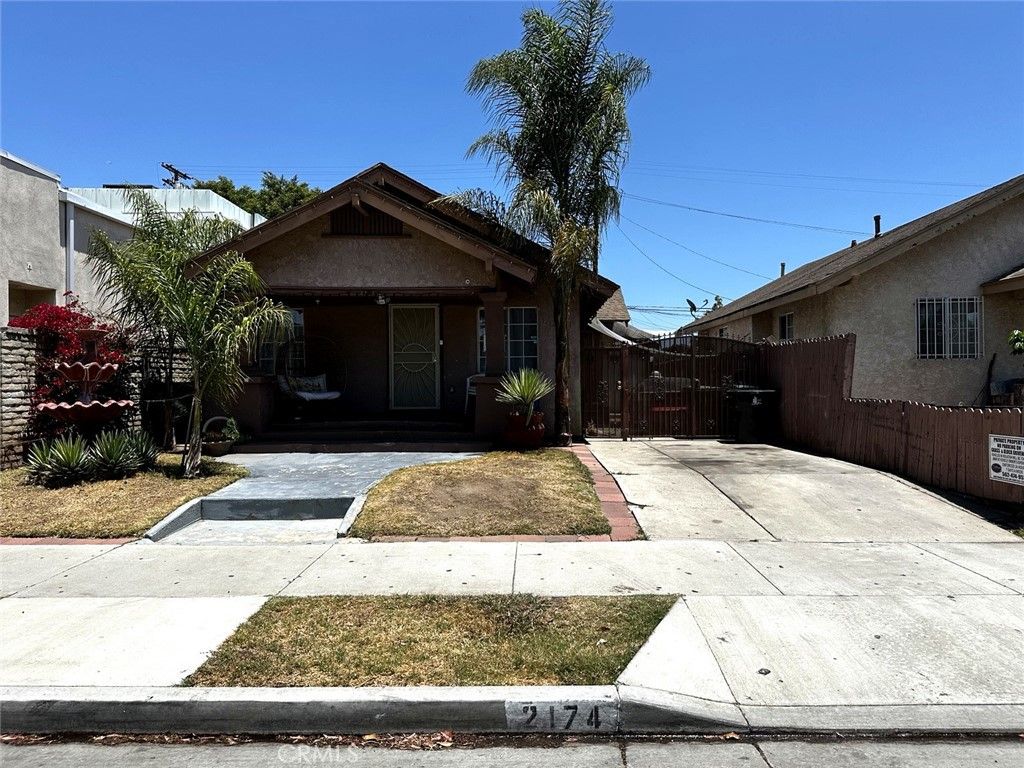 Image 2 of property listing at 2174 Linden, Long Beach, CA 90806