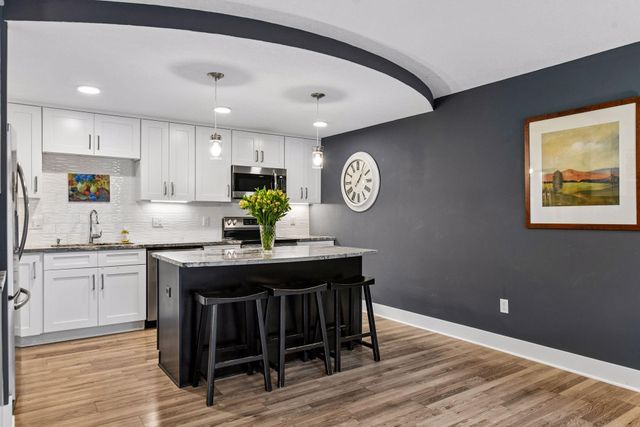 10411 Cedar Lake Road 217, Minnetonka, MN 55305