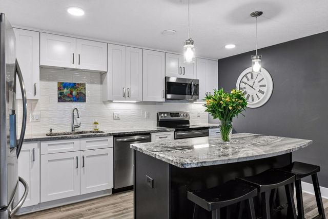 10411 Cedar Lake Road 217, Minnetonka, MN 55305