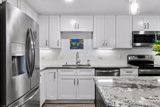 10411 Cedar Lake Road 217, Minnetonka, MN 55305