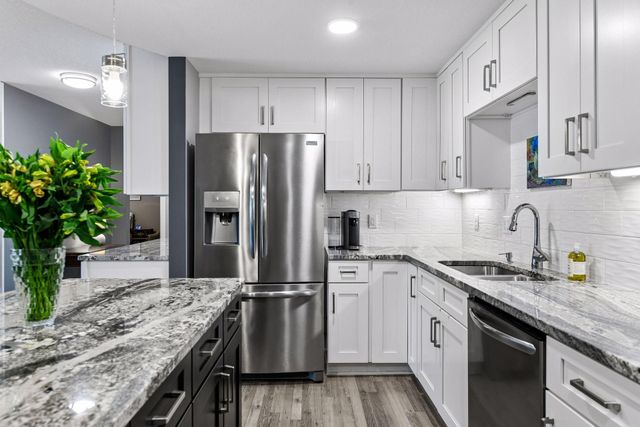 10411 Cedar Lake Road 217, Minnetonka, MN 55305