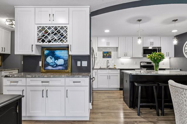 10411 Cedar Lake Road 217, Minnetonka, MN 55305