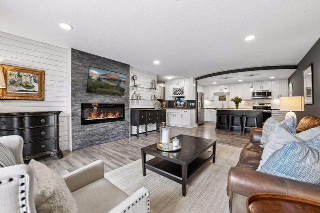 10411 Cedar Lake Road 217, Minnetonka, MN 55305