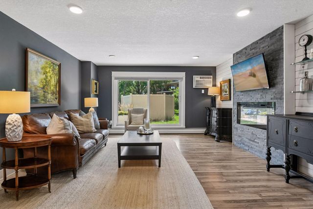10411 Cedar Lake Road 217, Minnetonka, MN 55305