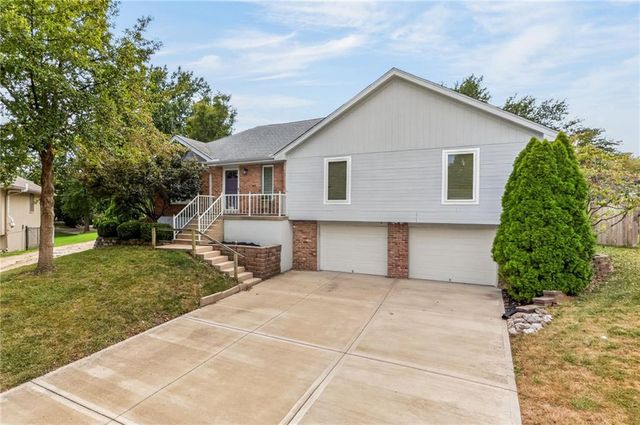 906 NW Chestnut Circle, Blue Springs, MO 64015
