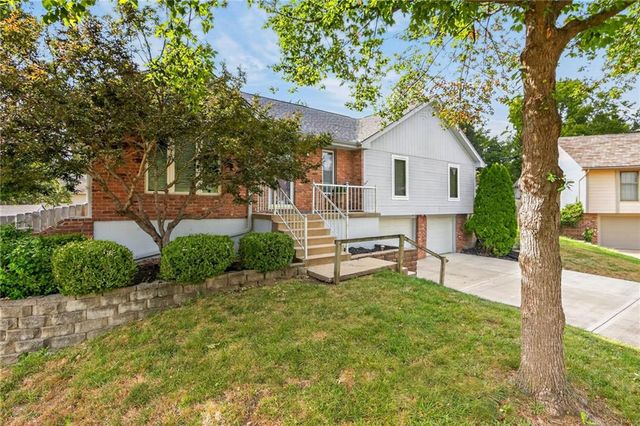 906 NW Chestnut Circle, Blue Springs, MO 64015
