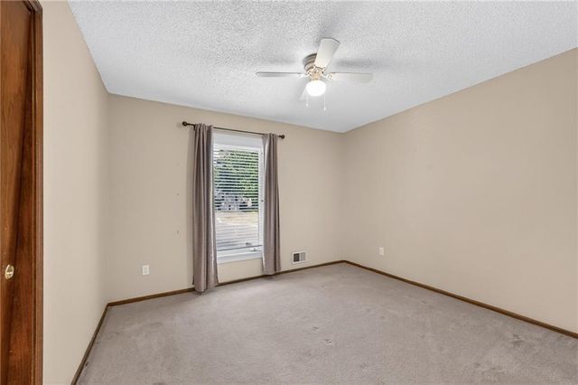 906 NW Chestnut Circle, Blue Springs, MO 64015