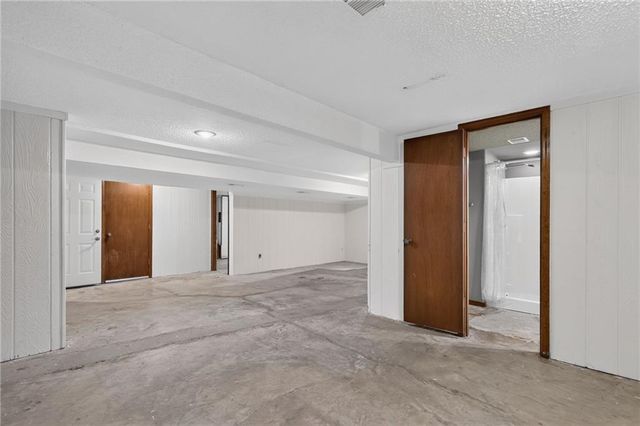 906 NW Chestnut Circle, Blue Springs, MO 64015