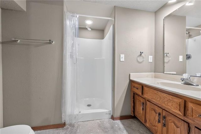 906 NW Chestnut Circle, Blue Springs, MO 64015