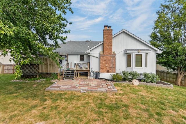 906 NW Chestnut Circle, Blue Springs, MO 64015