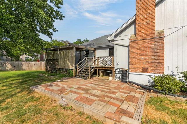 906 NW Chestnut Circle, Blue Springs, MO 64015