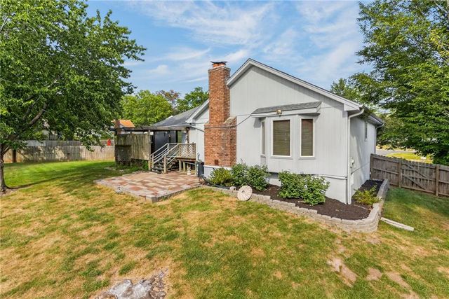 906 NW Chestnut Circle, Blue Springs, MO 64015