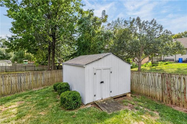 906 NW Chestnut Circle, Blue Springs, MO 64015