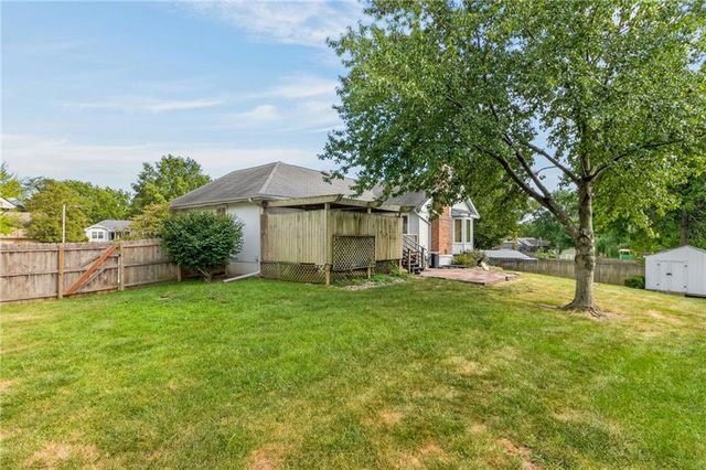 906 NW Chestnut Circle, Blue Springs, MO 64015
