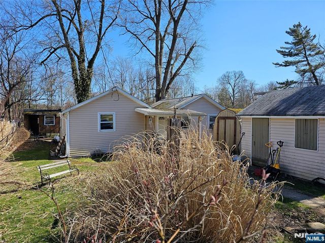 30 Riverside Drive, Oakland, NJ 07436