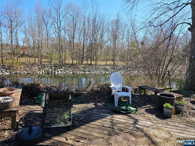 30 Riverside Drive, Oakland, NJ 07436