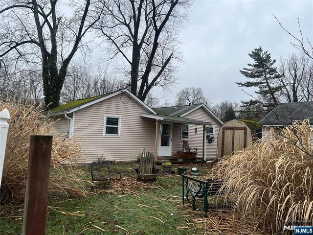 30 Riverside Drive, Oakland, NJ 07436