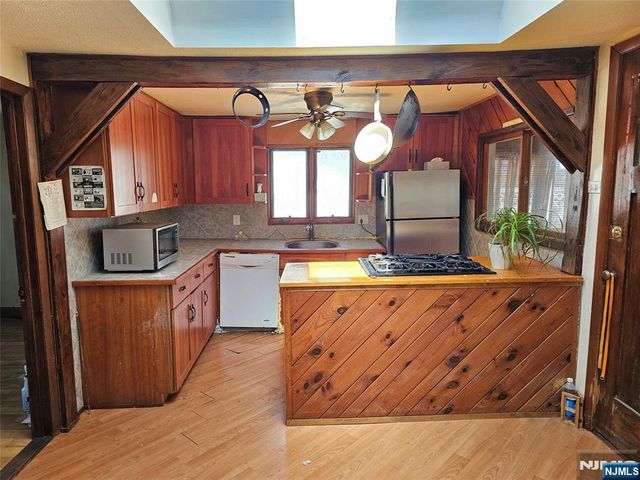 30 Riverside Drive, Oakland, NJ 07436