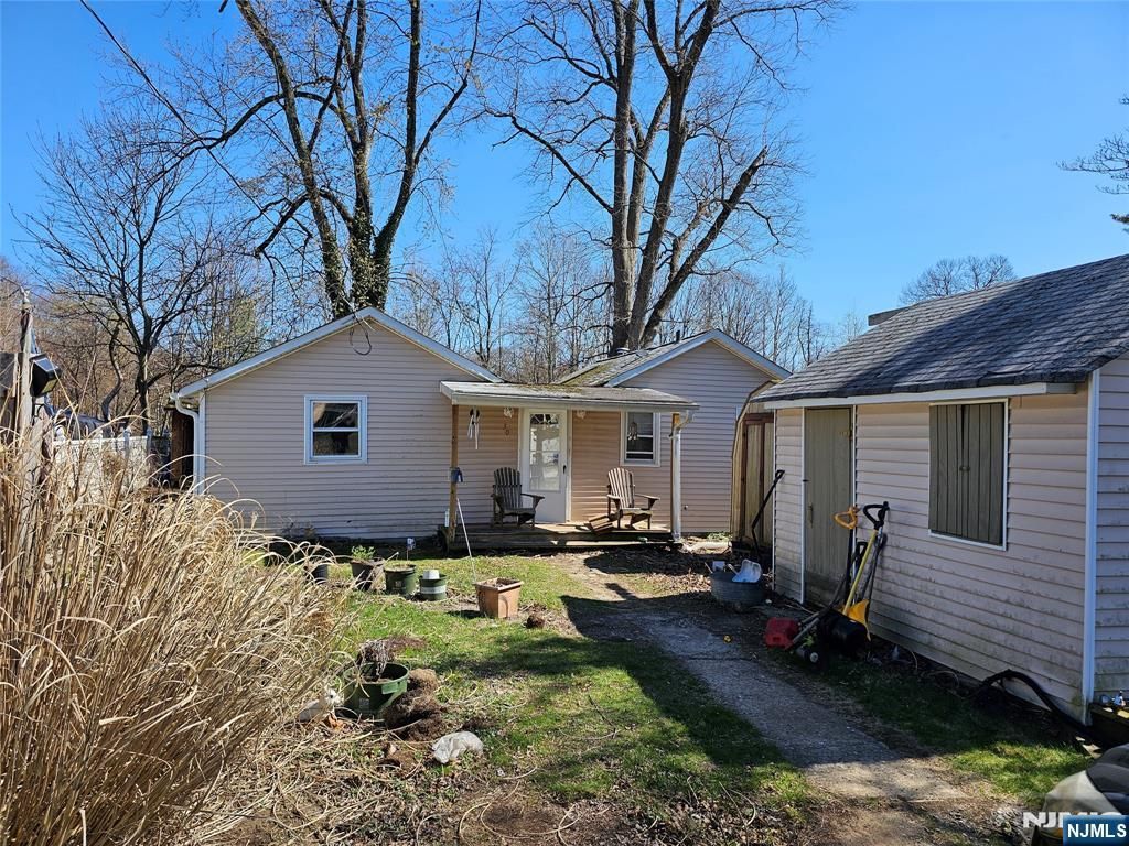 30 Riverside Drive, Oakland, NJ 07436