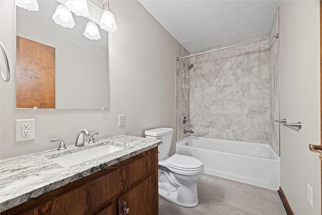 111 Holsing Ln, Frazer, PA 15084