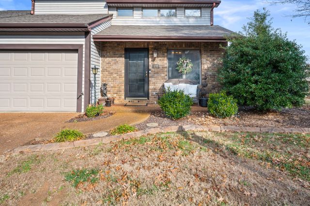 411 Country Club Ct, Clarksville, TN 37043