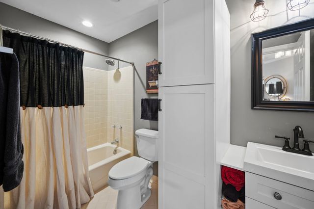 411 Country Club Ct, Clarksville, TN 37043