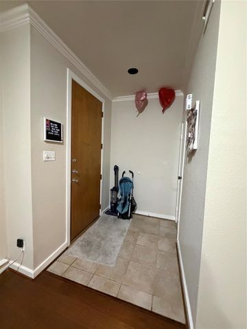 2409 Bering Drive 18, Houston, TX 77057