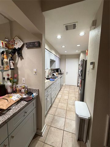 2409 Bering Drive 18, Houston, TX 77057