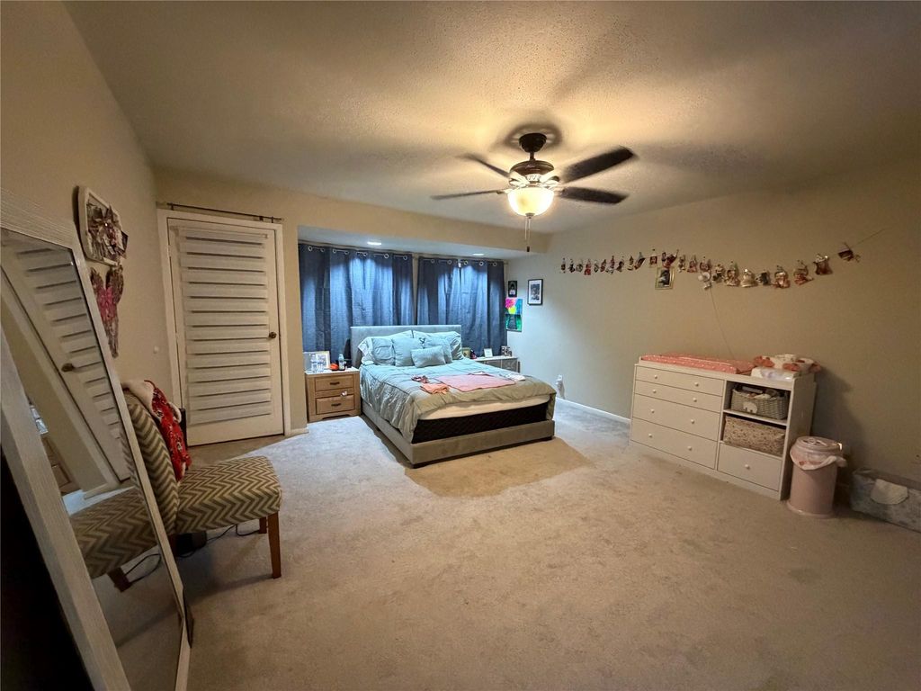 2409 Bering Drive 18, Houston, TX 77057