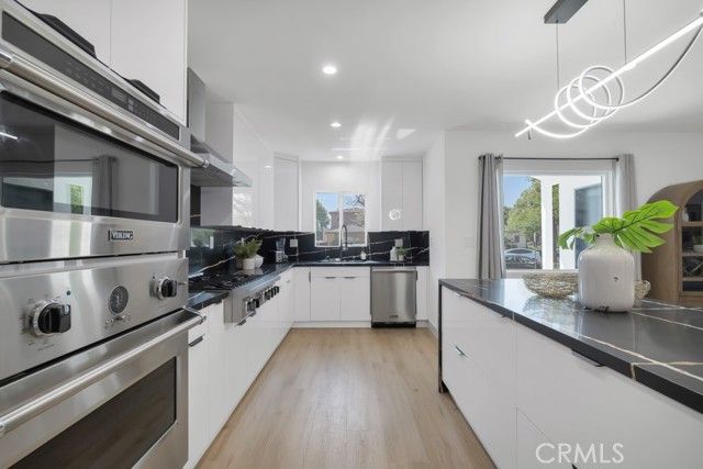 2115 W Clark Avenue, Burbank, CA 91506